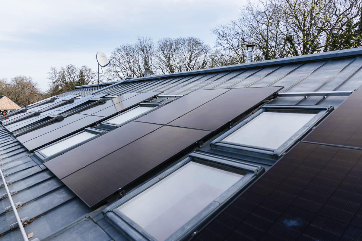 Die Photovoltaikanlage wurde am Standort Bäkemühle in Kleinmachnow installiert, einem Gebiet mit historischem Bezug zur ehemaligen Wassermühle im naturnahen Verlauf der Bäke zwischen Berlin und Teltow. Auf den Dachflächen eines kombinierten Wohnhauses mit integrierter Arztpraxis wurden moderne Solarmodule montiert, um eine wirtschaftliche und umweltfreundliche Stromversorgung zu gewährleisten. Das Projekt verbindet zeitgemäße PV-Technologie mit der nachhaltigen Entwicklung eines gewachsenen Wohn- und Gewerbestandortes und trägt aktiv zur Reduzierung von CO₂-Emissionen sowie zur Steigerung der regionalen Energieeffizienz bei.