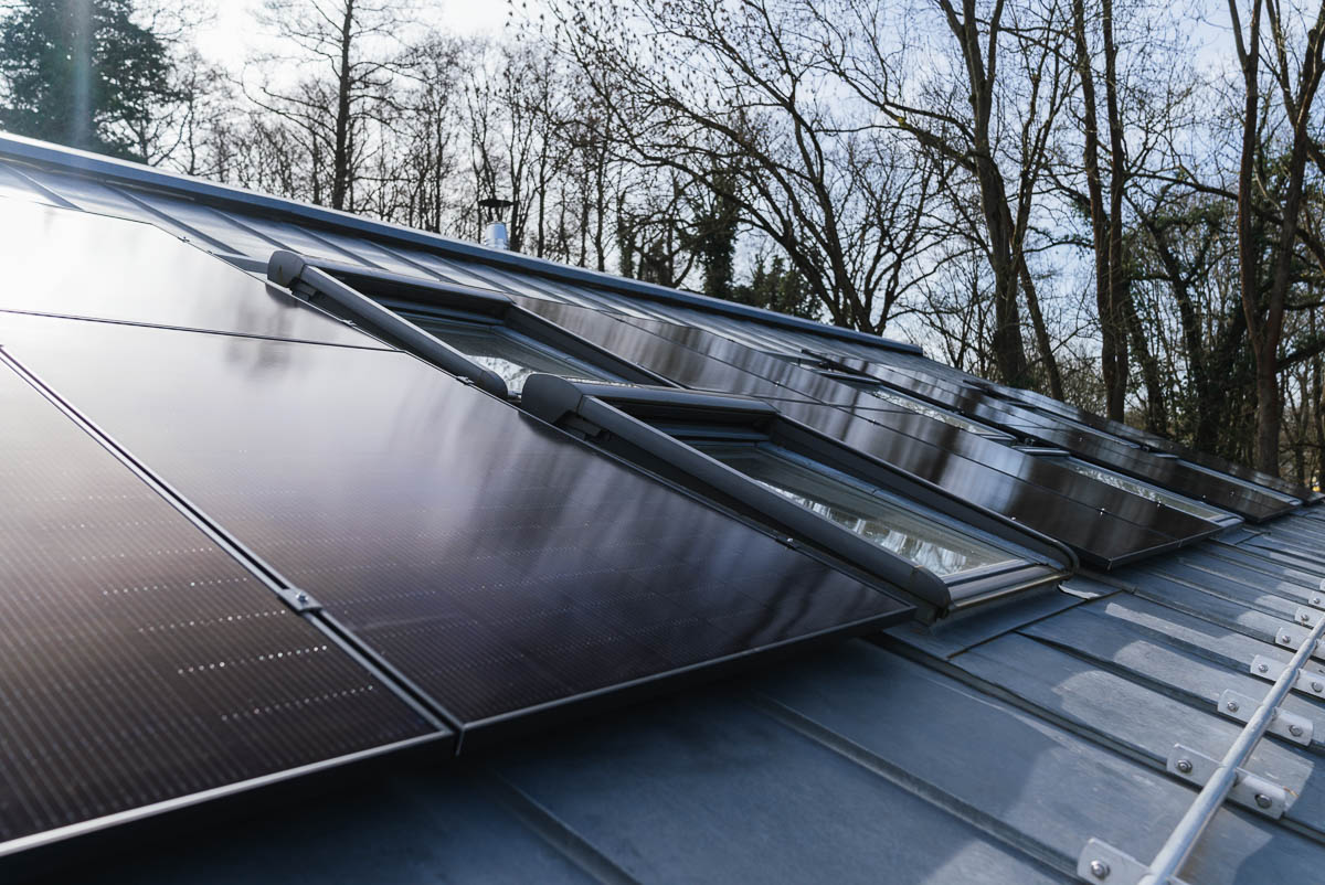 Die Photovoltaikanlage wurde am Standort Bäkemühle in Kleinmachnow installiert, einem Gebiet mit historischem Bezug zur ehemaligen Wassermühle im naturnahen Verlauf der Bäke zwischen Berlin und Teltow. Auf den Dachflächen eines kombinierten Wohnhauses mit integrierter Arztpraxis wurden moderne Solarmodule montiert, um eine wirtschaftliche und umweltfreundliche Stromversorgung zu gewährleisten. Das Projekt verbindet zeitgemäße PV-Technologie mit der nachhaltigen Entwicklung eines gewachsenen Wohn- und Gewerbestandortes und trägt aktiv zur Reduzierung von CO₂-Emissionen sowie zur Steigerung der regionalen Energieeffizienz bei.