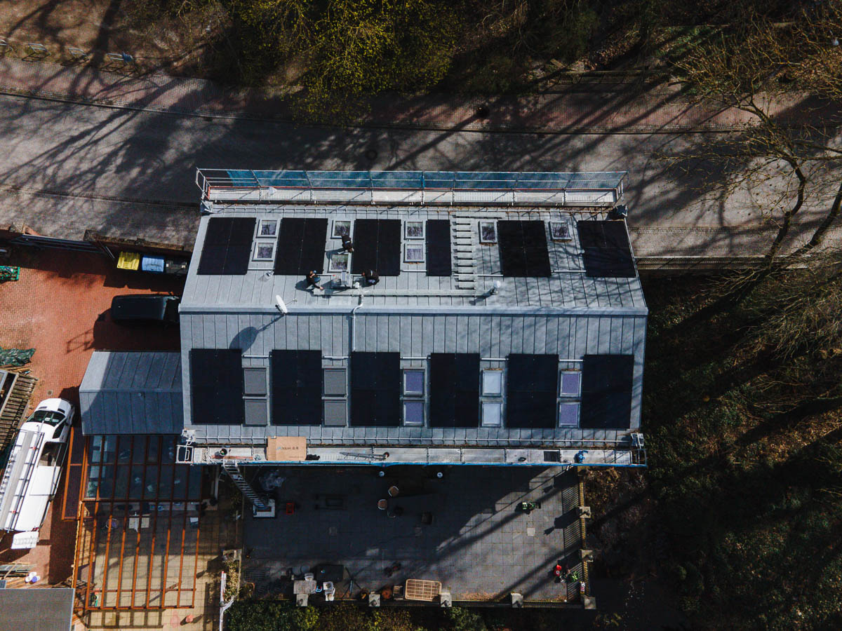 Die Photovoltaikanlage wurde am Standort Bäkemühle in Kleinmachnow installiert, einem Gebiet mit historischem Bezug zur ehemaligen Wassermühle im naturnahen Verlauf der Bäke zwischen Berlin und Teltow. Auf den Dachflächen eines kombinierten Wohnhauses mit integrierter Arztpraxis wurden moderne Solarmodule montiert, um eine wirtschaftliche und umweltfreundliche Stromversorgung zu gewährleisten. Das Projekt verbindet zeitgemäße PV-Technologie mit der nachhaltigen Entwicklung eines gewachsenen Wohn- und Gewerbestandortes und trägt aktiv zur Reduzierung von CO₂-Emissionen sowie zur Steigerung der regionalen Energieeffizienz bei.