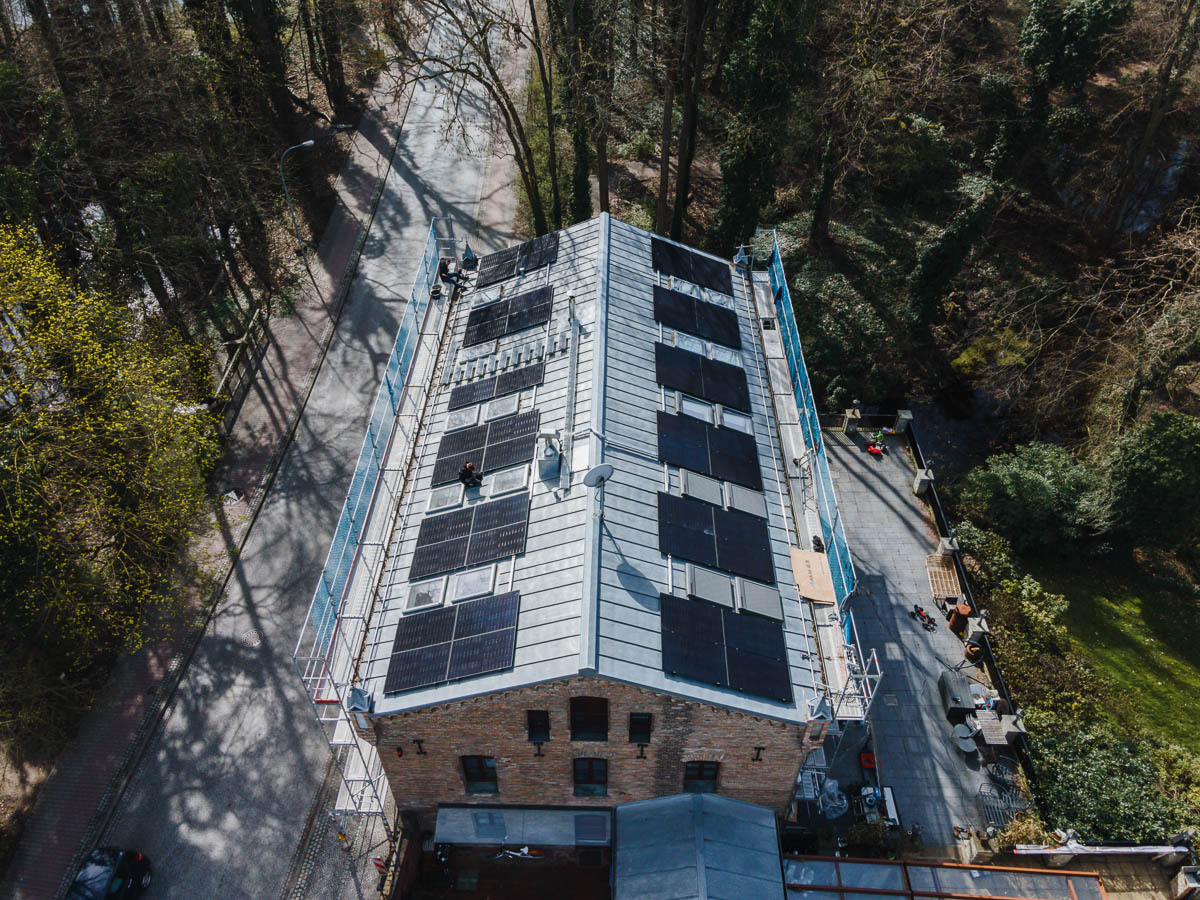 Die Photovoltaikanlage wurde am Standort Bäkemühle in Kleinmachnow installiert, einem Gebiet mit historischem Bezug zur ehemaligen Wassermühle im naturnahen Verlauf der Bäke zwischen Berlin und Teltow. Auf den Dachflächen eines kombinierten Wohnhauses mit integrierter Arztpraxis wurden moderne Solarmodule montiert, um eine wirtschaftliche und umweltfreundliche Stromversorgung zu gewährleisten. Das Projekt verbindet zeitgemäße PV-Technologie mit der nachhaltigen Entwicklung eines gewachsenen Wohn- und Gewerbestandortes und trägt aktiv zur Reduzierung von CO₂-Emissionen sowie zur Steigerung der regionalen Energieeffizienz bei.