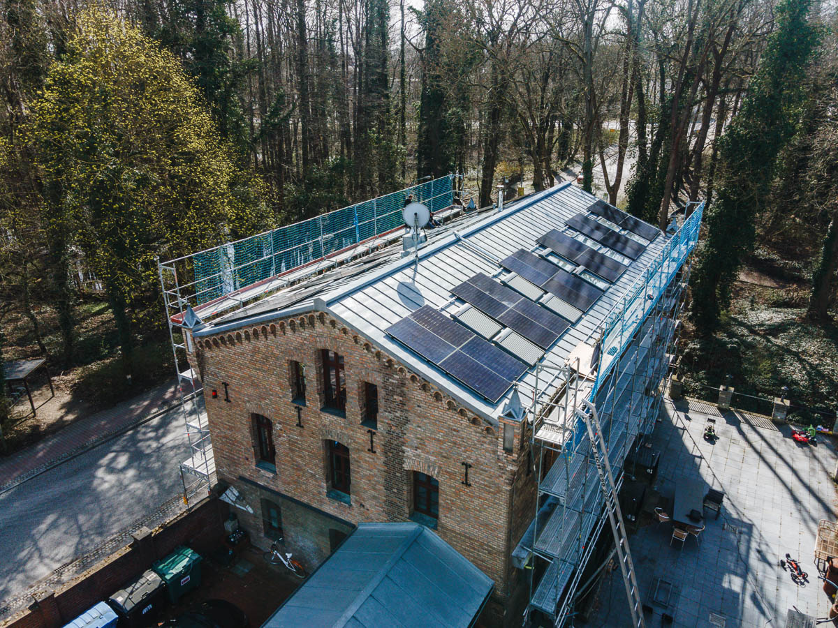 Die Photovoltaikanlage wurde am Standort Bäkemühle in Kleinmachnow installiert, einem Gebiet mit historischem Bezug zur ehemaligen Wassermühle im naturnahen Verlauf der Bäke zwischen Berlin und Teltow. Auf den Dachflächen eines kombinierten Wohnhauses mit integrierter Arztpraxis wurden moderne Solarmodule montiert, um eine wirtschaftliche und umweltfreundliche Stromversorgung zu gewährleisten. Das Projekt verbindet zeitgemäße PV-Technologie mit der nachhaltigen Entwicklung eines gewachsenen Wohn- und Gewerbestandortes und trägt aktiv zur Reduzierung von CO₂-Emissionen sowie zur Steigerung der regionalen Energieeffizienz bei.