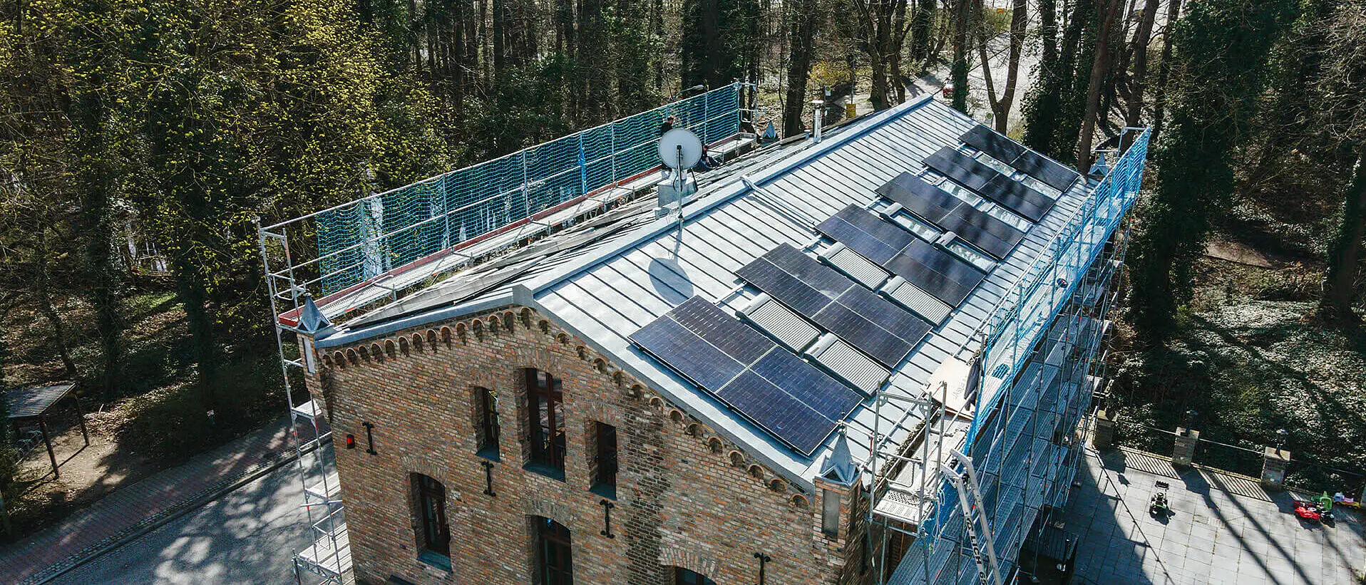 Die Photovoltaikanlage wurde am Standort Bäkemühle in Kleinmachnow installiert, einem Gebiet mit historischem Bezug zur ehemaligen Wassermühle im naturnahen Verlauf der Bäke zwischen Berlin und Teltow. Auf den Dachflächen eines kombinierten Wohnhauses mit integrierter Arztpraxis wurden moderne Solarmodule montiert, um eine wirtschaftliche und umweltfreundliche Stromversorgung zu gewährleisten. Das Projekt verbindet zeitgemäße PV-Technologie mit der nachhaltigen Entwicklung eines gewachsenen Wohn- und Gewerbestandortes und trägt aktiv zur Reduzierung von CO₂-Emissionen sowie zur Steigerung der regionalen Energieeffizienz bei.