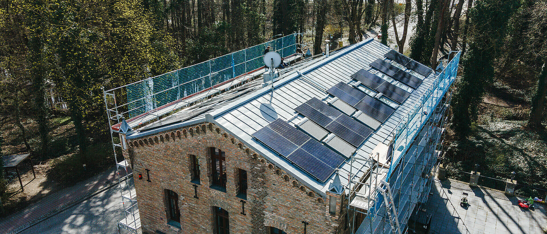 Die Photovoltaikanlage wurde am Standort Bäkemühle in Kleinmachnow installiert, einem Gebiet mit historischem Bezug zur ehemaligen Wassermühle im naturnahen Verlauf der Bäke zwischen Berlin und Teltow. Auf den Dachflächen eines kombinierten Wohnhauses mit integrierter Arztpraxis wurden moderne Solarmodule montiert, um eine wirtschaftliche und umweltfreundliche Stromversorgung zu gewährleisten. Das Projekt verbindet zeitgemäße PV-Technologie mit der nachhaltigen Entwicklung eines gewachsenen Wohn- und Gewerbestandortes und trägt aktiv zur Reduzierung von CO₂-Emissionen sowie zur Steigerung der regionalen Energieeffizienz bei.