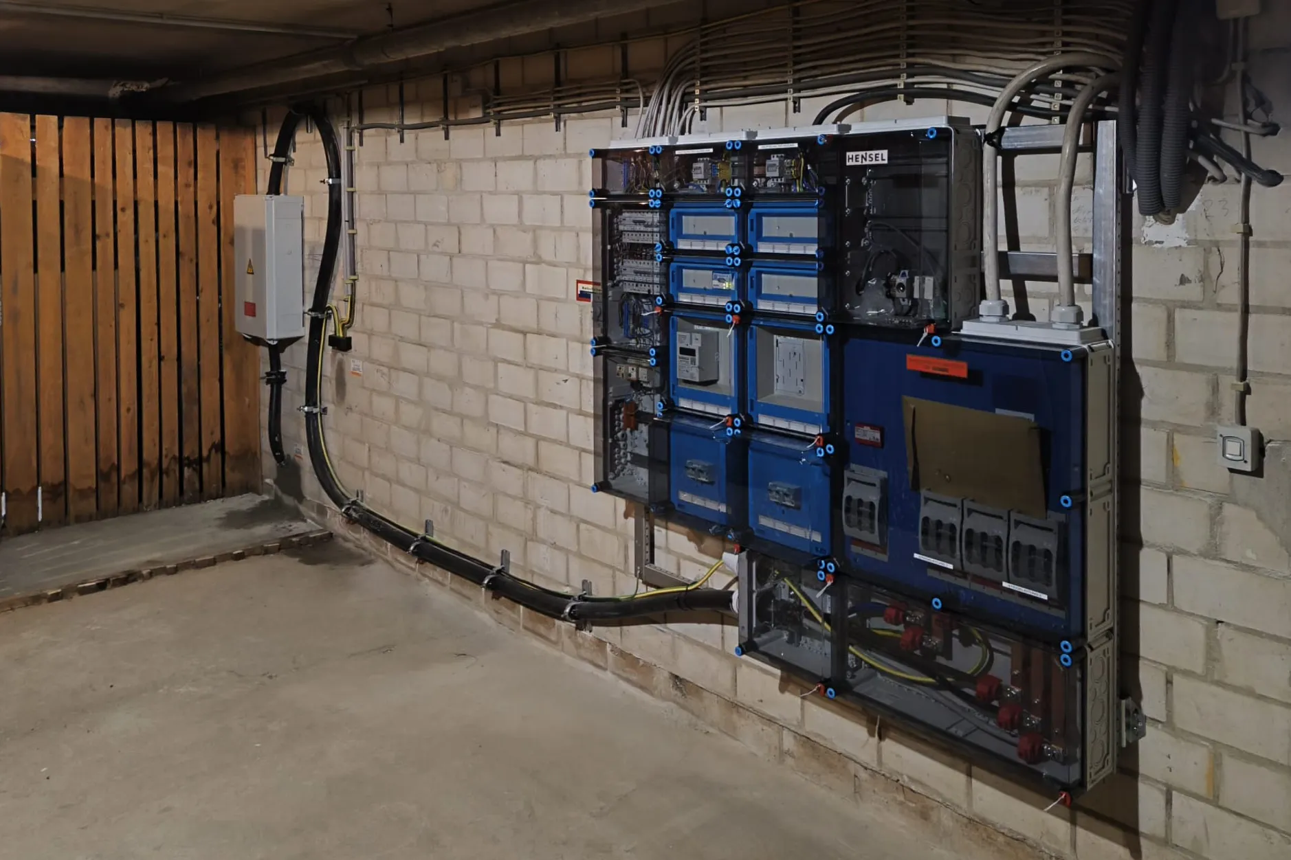 Weitere Leistungen 1 Elektroarbeiten, Erneuerung einer großen Elektroverteilung mit Sicherungen und Zähler