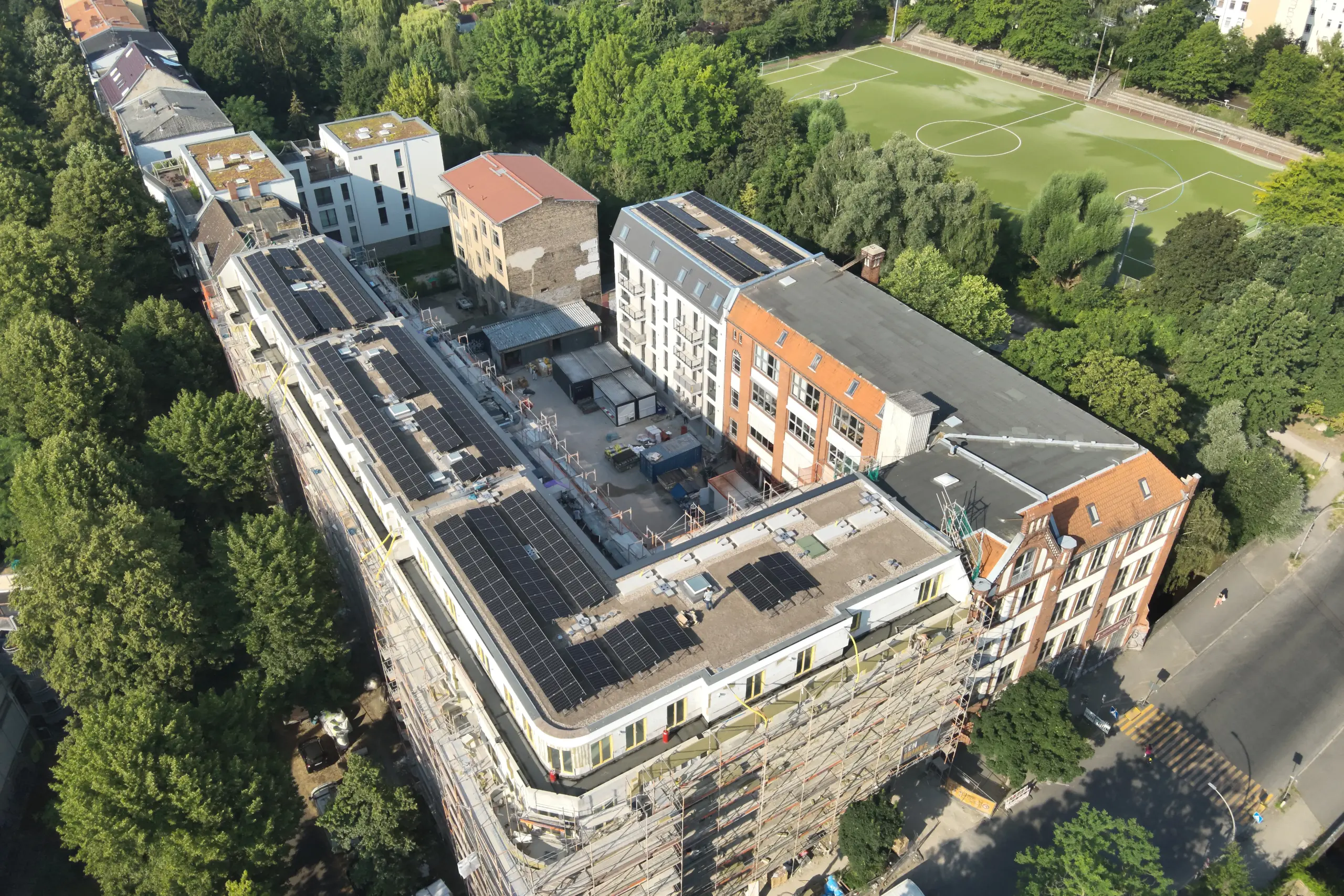 Photovoltaikanlage auf einem Mehrfamilienhaus