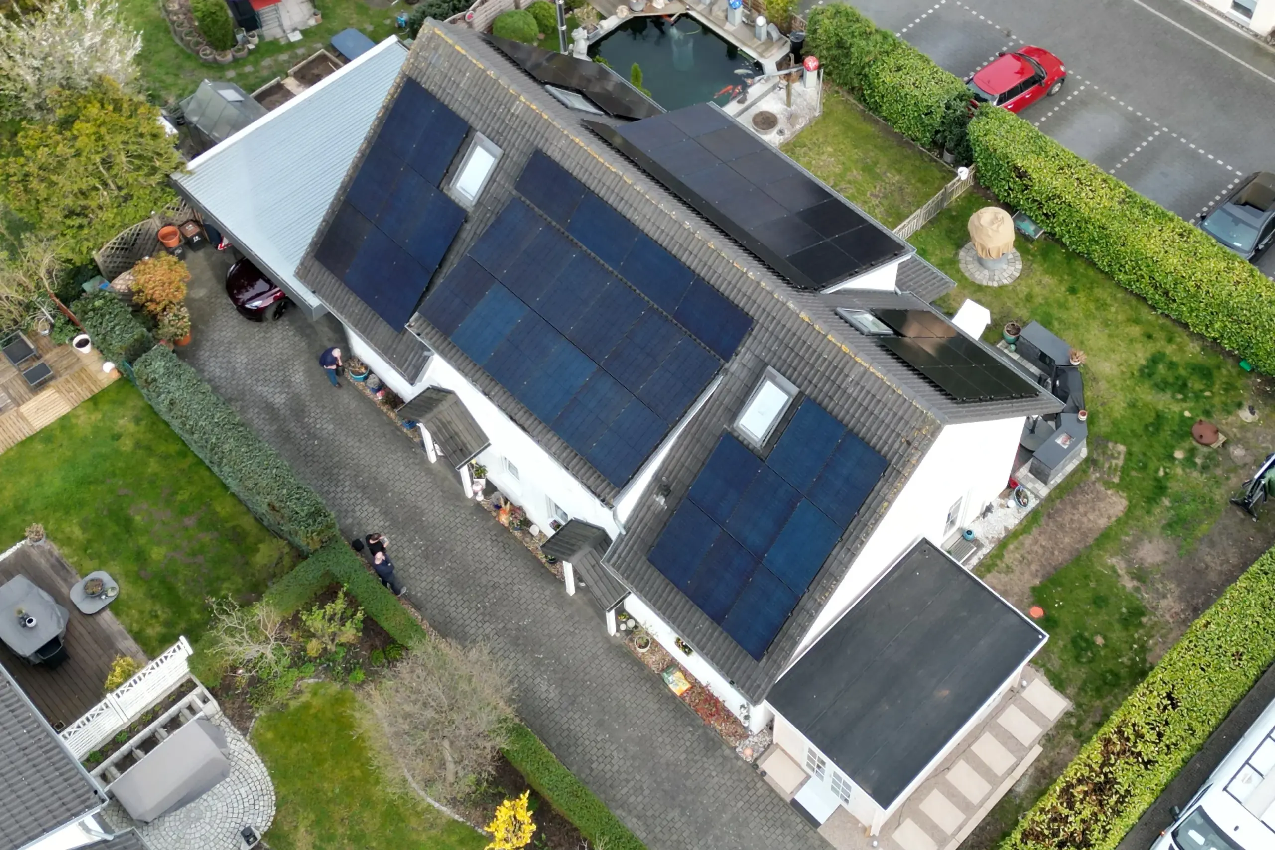 PV-Anlagen & Lösungen 2 Photovoltaikanlage auf einem Reihen- / Doppelhaus mit einem Satteldach . Beide Dachseiten sind mit Solarmodulen belegt