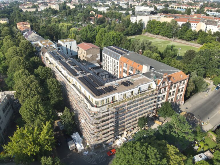 Installation einer Photovoltaikanlage auf mehreren Mehrfamilienhäusern in einem neu entwickelten Wohnquartier. Auf den Flachdächern wurden zahlreiche Solarmodule fachgerecht montiert, um eine effiziente und klimafreundliche Energieversorgung der Wohnanlage zu ermöglichen. Das Projekt steht beispielhaft für moderne PV-Integration im urbanen Wohnungsbau und trägt aktiv zur Reduzierung von CO₂-Emissionen sowie zur Steigerung der Energieeffizienz bei.