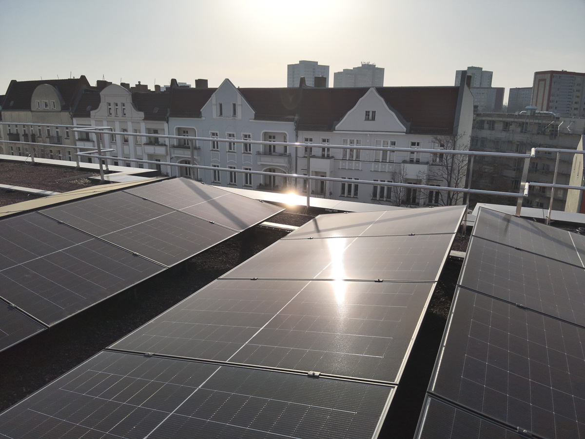 Neubau-Wohnquartiers mit installierter Photovoltaikanlage auf den Flachdächern der Mehrfamilienhäuser. Das Projekt zeigt die professionelle Umsetzung einer großflächigen PV-Anlage zur nachhaltigen Stromerzeugung im urbanen Wohnungsbau. Die Solarmodule wurden auf mehreren Gebäuden montiert und tragen zur CO₂-Reduzierung sowie zur Energieeffizienz moderner Wohnanlagen bei.