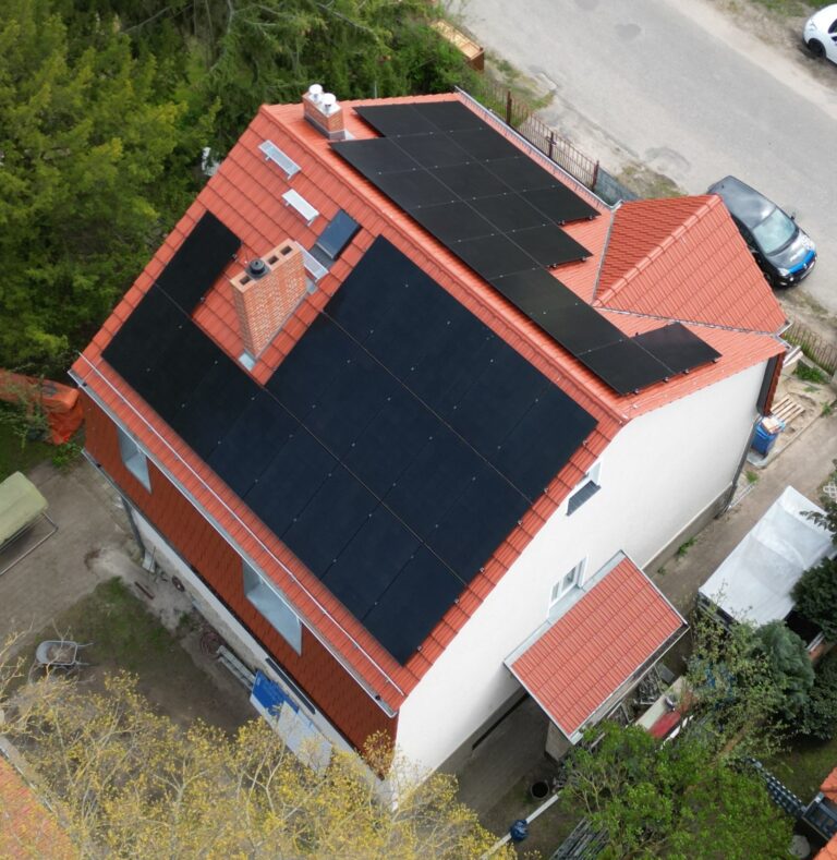 Auf dem Dach eines Wohnhauses aus den 1930er Jahren wurde eine moderne Photovoltaikanlage installiert, um die historische Bausubstanz mit zukunftsorientierter Energietechnik zu verbinden. Die fachgerechte Montage der Solarmodule ermöglicht eine nachhaltige Stromerzeugung und verbessert die Energieeffizienz des Bestandsgebäudes deutlich. Das Projekt zeigt beispielhaft, wie ältere Wohnhäuser durch den Einsatz moderner PV-Technologie wirtschaftlich und klimafreundlich modernisiert werden können, ohne den architektonischen Charakter des Gebäudes zu beeinträchtigen.